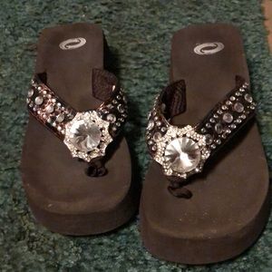 STUDDED FLOWER FLIP FLOPS